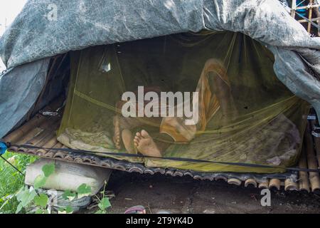 Traditionelle Frachtbootstation am Ufer. Eine malerische Szene entfaltet sich entlang des Flusses von Bangladesch, während traditionelle Frachtschiffe Th finden Stockfoto