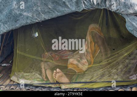 Traditionelle Frachtbootstation am Ufer. Eine malerische Szene entfaltet sich entlang des Flusses von Bangladesch, während traditionelle Frachtschiffe Th finden Stockfoto