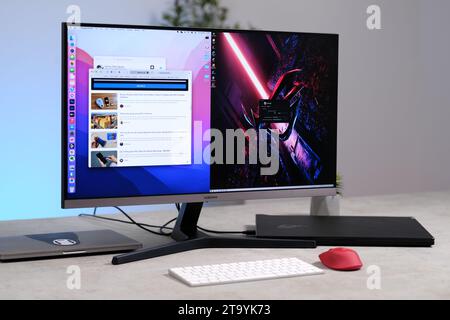 Samsung Monitor auf Tisch Stockfoto