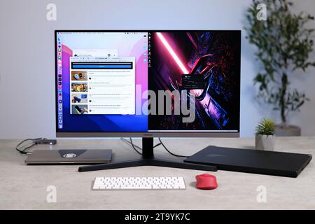 Samsung Monitor auf Tisch Stockfoto