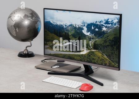 Samsung Monitor auf Tisch Stockfoto