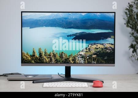 Samsung Monitor auf Tisch Stockfoto