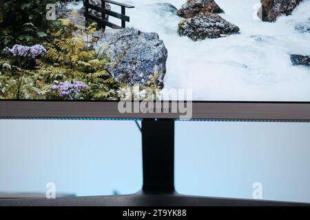 Samsung Monitor auf Tisch Stockfoto