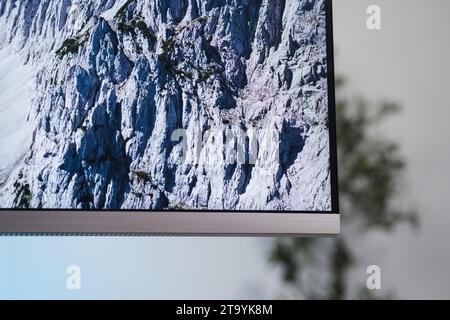 Samsung Monitor auf Tisch Stockfoto