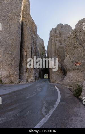 Die Abzweigung in den Needles Eye Tunnel am Needles Highway im Custer State Park, South Dakota Stockfoto