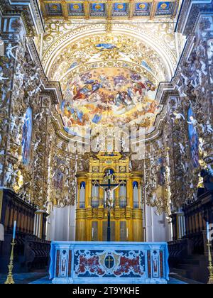 Der Hauptaltar und die Orgel und hinter dem Fresko des Himmels von Michele Blasco (17. Jahrhundert) - Cattedrale di San Gerlando (Kathedrale von Agrigent) - Sizilien, Italien Stockfoto