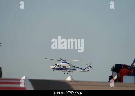 28. November 2023, Yas Marina Circuit, Abu Dhabi, Formel 1 Abu Dhabi Test 2023, im Bild ein Hubschrauber über die Strecke. Stockfoto