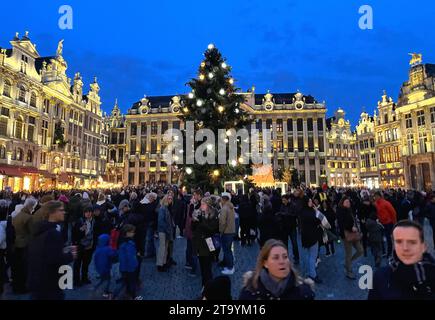 Brüssel, Belgien November 2023. Der Weihnachtsmarkt, der letztes Jahr zum besten der Welt gewählt wurde, wird am 26. November 2023 in Brüssel, Belgien, eröffnet. Besucher werden von einer Lichtshow im Grand Place und Karussells angezogen. Quelle: Supova Tereza/CTK Photo/Alamy Live News Stockfoto