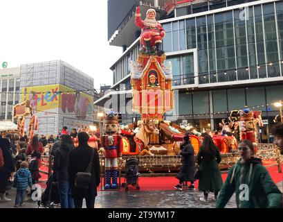 Brüssel, Belgien November 2023. Der Weihnachtsmarkt, der letztes Jahr zum besten der Welt gewählt wurde, wird am 26. November 2023 in Brüssel, Belgien, eröffnet. Besucher werden von einer Lichtshow im Grand Place und Karussells angezogen. Quelle: Supova Tereza/CTK Photo/Alamy Live News Stockfoto
