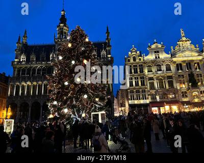 Brüssel, Belgien November 2023. Der Weihnachtsmarkt, der letztes Jahr zum besten der Welt gewählt wurde, wird am 26. November 2023 in Brüssel, Belgien, eröffnet. Besucher werden von einer Lichtshow im Grand Place und Karussells angezogen. Quelle: Supova Tereza/CTK Photo/Alamy Live News Stockfoto