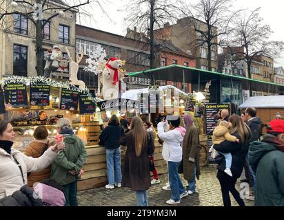 Brüssel, Belgien November 2023. Der Weihnachtsmarkt, der letztes Jahr zum besten der Welt gewählt wurde, wird am 26. November 2023 in Brüssel, Belgien, eröffnet. Besucher werden von einer Lichtshow im Grand Place und Karussells angezogen. Quelle: Supova Tereza/CTK Photo/Alamy Live News Stockfoto