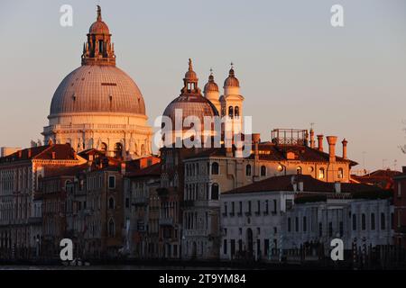 Basilika, Venedig, Italien, Kirche, Sonnenuntergang, Sonnenaufgang, stimmungsvolles Santa Maria della Salute in Venedig Stockfoto