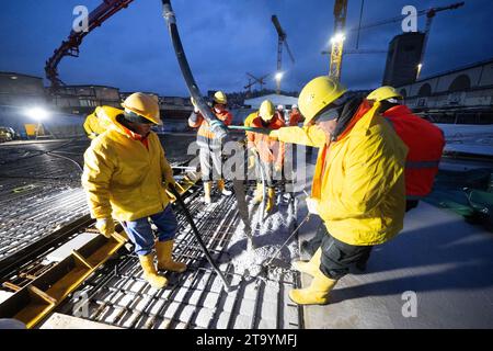 Stuttgart, Deutschland. November 2023. Im Rahmen des milliardenschweren Eisenbahnprojekts Stuttgart 21 betonieren die Arbeiter den letzten Teil des Daches des neuen U-Bahnhofs, so dass der Rohbau des neuen Bahnhofs nun fertig ist. Quelle: Bernd Weißbrod/dpa/Alamy Live News Stockfoto