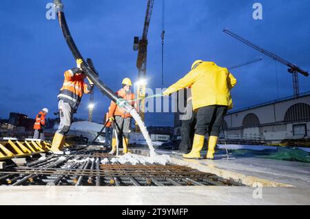 Stuttgart, Deutschland. November 2023. Im Rahmen des milliardenschweren Eisenbahnprojekts Stuttgart 21 betonieren die Arbeiter den letzten Teil des Daches des neuen U-Bahnhofs, so dass der Rohbau des neuen Bahnhofs nun fertig ist. Quelle: Bernd Weißbrod/dpa/Alamy Live News Stockfoto