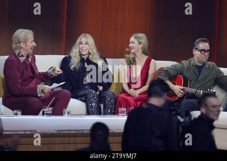 ZDF-Unterhaltungsshow Wetten dass. - Live aus Offenburg Moderator Thomas Gottschalk mit Cher, Stefanie Stappenbeck und Jan Josef Liefers v.l.n.r. *** ZDF Entertainment Show Wetten dass live aus Offenburg Moderator Thomas Gottschalk mit Cher, Stefanie Stappenbeck und Jan Josef Liefers von links nach rechts Credit: Imago/Alamy Live News Stockfoto