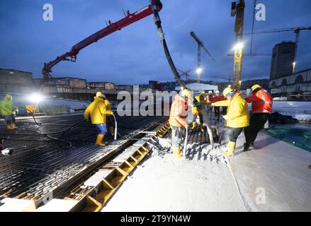 Stuttgart, Deutschland. November 2023. Im Rahmen des milliardenschweren Eisenbahnprojekts Stuttgart 21 betonieren die Arbeiter den letzten Teil des Daches des neuen U-Bahnhofs, so dass der Rohbau des neuen Bahnhofs nun fertig ist. Quelle: Bernd Weißbrod/dpa/Alamy Live News Stockfoto