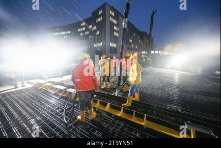 Stuttgart, Deutschland. November 2023. Im Rahmen des milliardenschweren Eisenbahnprojekts Stuttgart 21 betonieren die Arbeiter den letzten Teil des Daches des neuen U-Bahnhofs, so dass der Rohbau des neuen Bahnhofs nun fertig ist. Quelle: Bernd Weißbrod/dpa/Alamy Live News Stockfoto