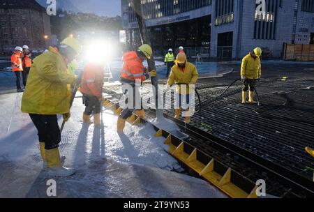 Stuttgart, Deutschland. November 2023. Im Rahmen des milliardenschweren Eisenbahnprojekts Stuttgart 21 betonieren die Arbeiter den letzten Teil des Daches des neuen U-Bahnhofs, so dass der Rohbau des neuen Bahnhofs nun fertig ist. Quelle: Bernd Weißbrod/dpa/Alamy Live News Stockfoto