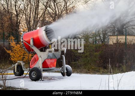 Eine Schneekanone (Fächerschneegenerator) ist eine Maschine zur Erzeugung von Schnee für Skipisten oder Skipisten. Stockfoto