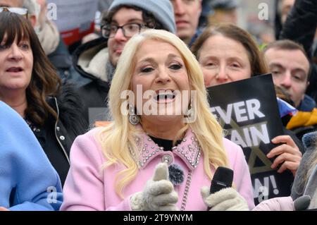 Vanessa Feltz nimmt am Marsch gegen Antisemitismus Teil, London, 26. November 2023. Stockfoto