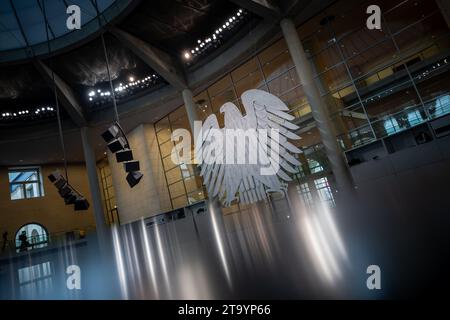 Berlin, Deutschland. November 2023. Blick auf den Bundesadler im Plenarsaal vor einer Regierungserklärung zur Haushaltslage im Bundestag. Quelle: Michael Kappeler/dpa/Alamy Live News Stockfoto