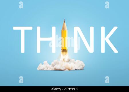 Denken, kreative Idee. Text Think und kreativer Bleistift heben mit Rauch und Explosion auf blauem Hintergrund ab, Konzept. Denken Sie anders, und seien Sie eine Führungskraft. Stockfoto