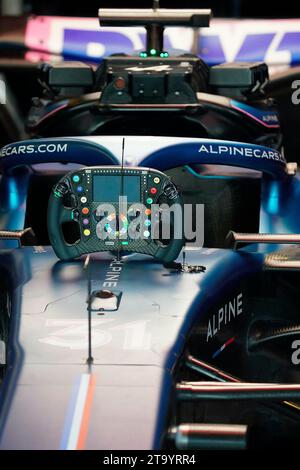 28. November 2023, Yas Marina Circuit, Abu Dhabi, Formel 1 Abu Dhabi Test 2023, im Bild das Lenkrad des Autos von Esteban Ocon (FRA), BWT Alpine F1 Team Stockfoto