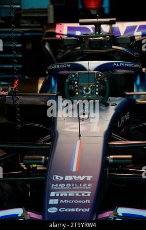 28. November 2023, Yas Marina Circuit, Abu Dhabi, Formel 1 Abu Dhabi Test 2023, im Bild das Lenkrad des Autos von Esteban Ocon (FRA), BWT Alpine F1 Team Stockfoto