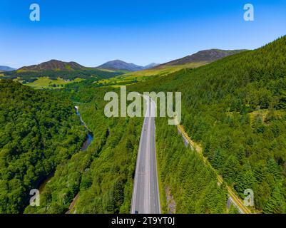 Luftaufnahme des zweispurigen Abschnitts der A9-Hauptstraße am Killiecrankie-Viadukt nördlich von Pitlochry, Perthshire, Schottland, Großbritannien Stockfoto