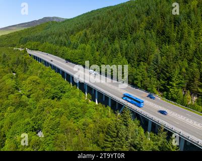 Luftaufnahme des zweispurigen Abschnitts der A9-Hauptstraße am Killiecrankie-Viadukt nördlich von Pitlochry, Perthshire, Schottland, Großbritannien Stockfoto