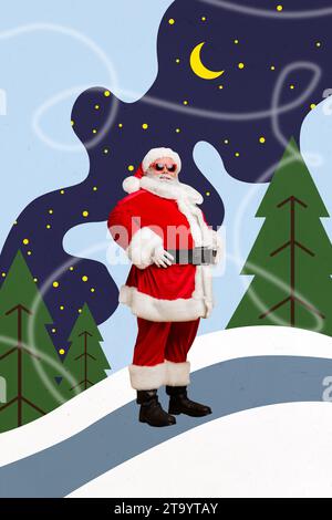 Vertikales, kreatives Collage-Foto des weihnachtsmanns mit Händen auf der Taille Machen Sie sich bereit, Geschenke auf farbenfrohen Hintergrund zu präsentieren Stockfoto