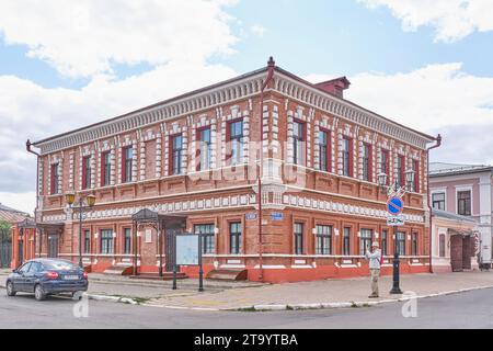 Jelabuga, Russland - 18. Juni 2023: Historisches Gebäude, Stakheews Handelsbüro, 1880er Jahre Architektonisches Denkmal, das als Geschäftsgebäude genutzt wurde. Historisch Stockfoto