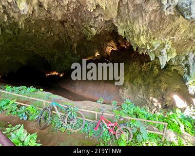 PRODUKTION - 4. November 2023, Thailand, Nationalpark Tham Luang - Khun Nam Nang Non: Die Fahrräder einiger junger Fußballspieler, die 2018 in der Höhle gefangen waren, sind noch heute am Eingang der Tham Luang Höhle zu sehen. Thailand öffnet eine weitere Kammer der berühmten Tham Luang Höhle im Norden des Landes für eine begrenzte Anzahl von Touristen ab nächsten Monat. Fünf Jahre nach dem Drama um eine in der Höhle eingeschlossene Jugendfußballmannschaft werden ab dem 15. Dezember Führungen durch Kammer drei angeboten. Foto: Carola Frentzen/dpa Stockfoto