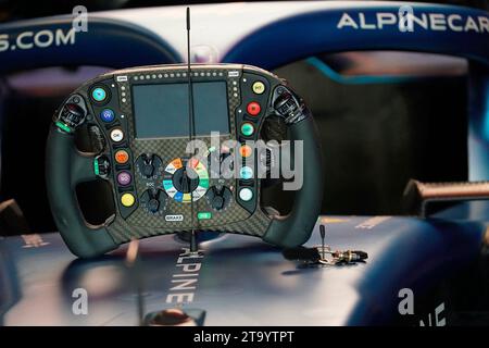 28. November 2023, Yas Marina Circuit, Abu Dhabi, Formel 1 Abu Dhabi Test 2023, im Bild das Lenkrad des Autos von Esteban Ocon (FRA), BWT Alpine F1 Team Stockfoto