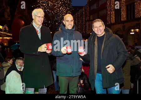 Reiner Müller-Brandes Stadtsuperintendent des evangelisch-lutherischen Stadtkirchenverbandes Hannover, Belit Onay Oberbürgermeister Hannover und Kevin Kratzsch Vizepräsident Deutscher Schaustellerbund e.V. bei der Eröffnung des Weihnachtsmarktes 2023 in der Altstadet an der Marktkirche. Hannover, 27.11.202 *** reiner Müller Brandes Stadtvorsteher des Evangelisch-lutherischen Stadtkirchlichen Vereins Hannover, Belit Onay Oberbürgermeister von Hannover und Kevin Kratzsch Vizepräsident des Deutschen Schaumengenverbandes bei der Eröffnung des Weihnachtsmarktes 2023 im Altstadet an der Marktkirche Stockfoto