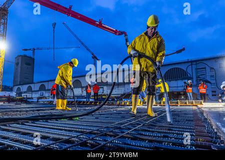 Das Dach ist geschlossen, der Rohbau des neuen Stuttgarter Hauptbahnhofs fertig gestellt. Zwei Jahre vor die ersten Züge durch den Durchgangsbahnhof fahren, erfolgte die Betonage des letzten rund 90 Quadratmeter große Deckenfelder. Insgesamt hat die 457 Meter lange unterirdische Bahnhofshalle eine Fläche von 36,000 Quadratmetern. // 28.11.2023: Stuttgart, Baden-Württemberg, Deutschland, Europa *** das Dach ist geschlossen, der Rohbau des Stuttgarter neuen Hauptbahnhofs wurde zwei Jahre vor der Durchgangsstation fertiggestellt, die letzten 90 Quadratmeter großen Deckenpaneele wurde betoniert die 4 Stockfoto