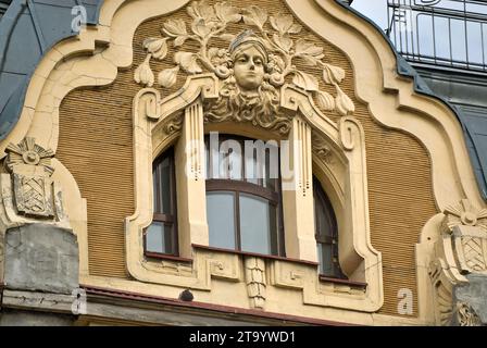 Details der Jugendstil-Fassade des Gebäudes am Piotrkowska-Straße in Łódź, Łódzkie, Polen Stockfoto