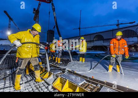 Das Dach ist geschlossen, der Rohbau des neuen Stuttgarter Hauptbahnhofs fertig gestellt. Zwei Jahre vor die ersten Züge durch den Durchgangsbahnhof fahren, erfolgte die Betonage des letzten rund 90 Quadratmeter große Deckenfelder. Insgesamt hat die 457 Meter lange unterirdische Bahnhofshalle eine Fläche von 36,000 Quadratmetern. // 28.11.2023: Stuttgart, Baden-Württemberg, Deutschland, Europa *** das Dach ist geschlossen, der Rohbau des Stuttgarter neuen Hauptbahnhofs wurde zwei Jahre vor der Durchgangsstation fertiggestellt, die letzten 90 Quadratmeter großen Deckenpaneele wurde betoniert die 4 Stockfoto