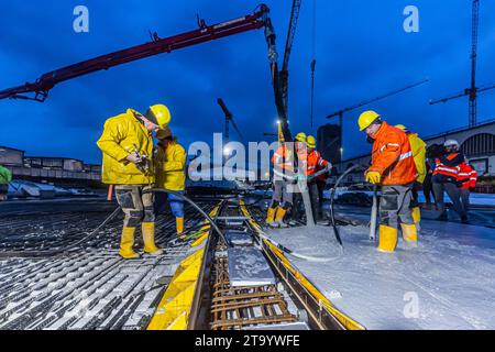 Das Dach ist geschlossen, der Rohbau des neuen Stuttgarter Hauptbahnhofs fertig gestellt. Zwei Jahre vor die ersten Züge durch den Durchgangsbahnhof fahren, erfolgte die Betonage des letzten rund 90 Quadratmeter große Deckenfelder. Insgesamt hat die 457 Meter lange unterirdische Bahnhofshalle eine Fläche von 36,000 Quadratmetern. // 28.11.2023: Stuttgart, Baden-Württemberg, Deutschland, Europa *** das Dach ist geschlossen, der Rohbau des Stuttgarter neuen Hauptbahnhofs wurde zwei Jahre vor der Durchgangsstation fertiggestellt, die letzten 90 Quadratmeter großen Deckenpaneele wurde betoniert die 4 Stockfoto