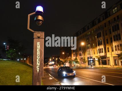 Washington, DC - 03. Juni 2018: Notstandspunkt in der Katholischen Universität von Amerika. Notruf-sos-Taste zum Kontaktieren mit dem Callcenter, um Hilfe zu erhalten, siehe Stockfoto