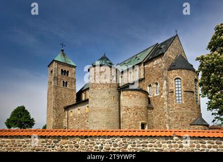 Romanische Stiftskirche aus dem 12. Jahrhundert im Dorf Tum bei Łęczyca, Łódzkie, Polen Stockfoto