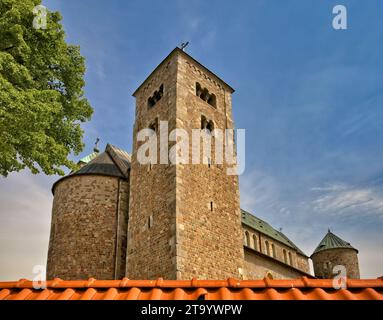 Romanische Stiftskirche aus dem 12. Jahrhundert im Dorf Tum bei Łęczyca, Łódzkie, Polen Stockfoto
