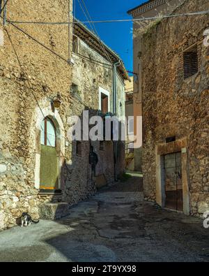 Blick auf das historische Zentrum der Bergstadt Cansano. Alte Steinhäuser. Cansano, Provinz L'Aquila, Abruzzen, Italien, Stockfoto