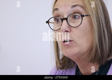 Düsseldorf, Deutschland. November 2023. Anja Weber, Vorsitzende des Deutschen Gewerkschaftsbundes (DGB) Nordrhein-Westfalen, spricht auf einer Pressekonferenz zum Ausbildungsbericht 2023 im DGB-Haus. Quelle: David Young/dpa/Alamy Live News Stockfoto