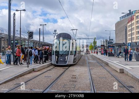 Luxemburg-Stadt, 01. August 2023. Straßenbahnhaltestelle in einer Straße im Stadtzentrum voller Menschen Stockfoto