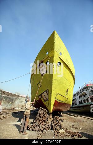 Arbeiter in einer Werft in Dhaka Hafenarbeiter sahen die Reparatur der Schiffe auf dem Pier. Die Schiffbauindustrie in Bangladesch breitet sich rasant aus, Arbeiter aus verschiedenen Teilen des Landes arbeiten am Bau und der Reparatur großer Schiffe, die eine Quelle billiger Arbeitskräfte sind. Am 28. November 2023 in Dhaka, Bangladesch. Wari, Dhaka Bezirk Dhaka Bangladesch Copyright: XHabiburxRahmanx Credit: Imago/Alamy Live News Stockfoto