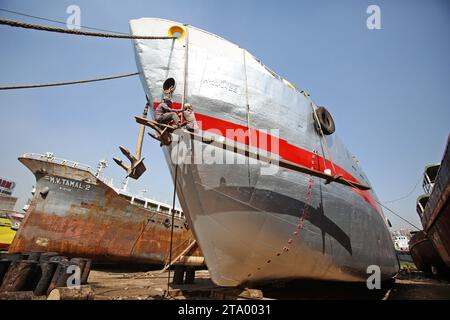 Arbeiter in einer Werft in Dhaka Hafenarbeiter sahen die Reparatur der Schiffe auf dem Pier. Die Schiffbauindustrie in Bangladesch breitet sich rasant aus, Arbeiter aus verschiedenen Teilen des Landes arbeiten am Bau und der Reparatur großer Schiffe, die eine Quelle billiger Arbeitskräfte sind. Am 28. November 2023 in Dhaka, Bangladesch. Wari, Dhaka Bezirk Dhaka Bangladesch Copyright: XHabiburxRahmanx Credit: Imago/Alamy Live News Stockfoto