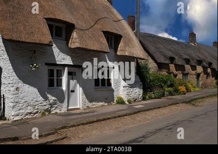 Weiß getünchtes Häuschen mit neuem „Augenbrauen“-Reet im Dorf Little Coxwell im Vale of the White Horse, Oxfordshire, England. Stockfoto