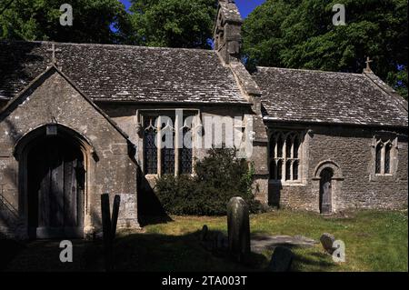 Blick von Süden auf die St. Mary’s Church im Dorf Little Coxwell im Vale of the White Horse, Oxfordshire, England. Die Kirche wurde in den 1100er Jahren erbaut In diesem Bild befindet sich rechts oder östlich der Südveranda der 1400er Jahre ein rechtwinkliges gotisches Kirchenschiff aus den 1400er Jahren mit einem Tropfstein, der in männlichen Kopfstopfen endet. Weiter rechts befindet sich eine runde normannische/romanische Priestertür mit gotischen Fenstern auf beiden Seiten: Ein Fenster aus den 1300er Jahren rechts vom Eingang und ein Fenster aus den 1400er Jahren links. Der doppelte Bellcote der Kirche wurde in den 1200er Jahren hinzugefügt Stockfoto
