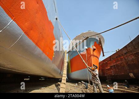 Arbeiter in einer Werft in Dhaka Hafenarbeiter sahen die Reparatur der Schiffe auf dem Pier. Die Schiffbauindustrie in Bangladesch breitet sich rasant aus, Arbeiter aus verschiedenen Teilen des Landes arbeiten am Bau und der Reparatur großer Schiffe, die eine Quelle billiger Arbeitskräfte sind. Am 28. November 2023 in Dhaka, Bangladesch. Wari, Dhaka Bezirk Dhaka Bangladesch Copyright: XHabiburxRahmanx Credit: Imago/Alamy Live News Stockfoto